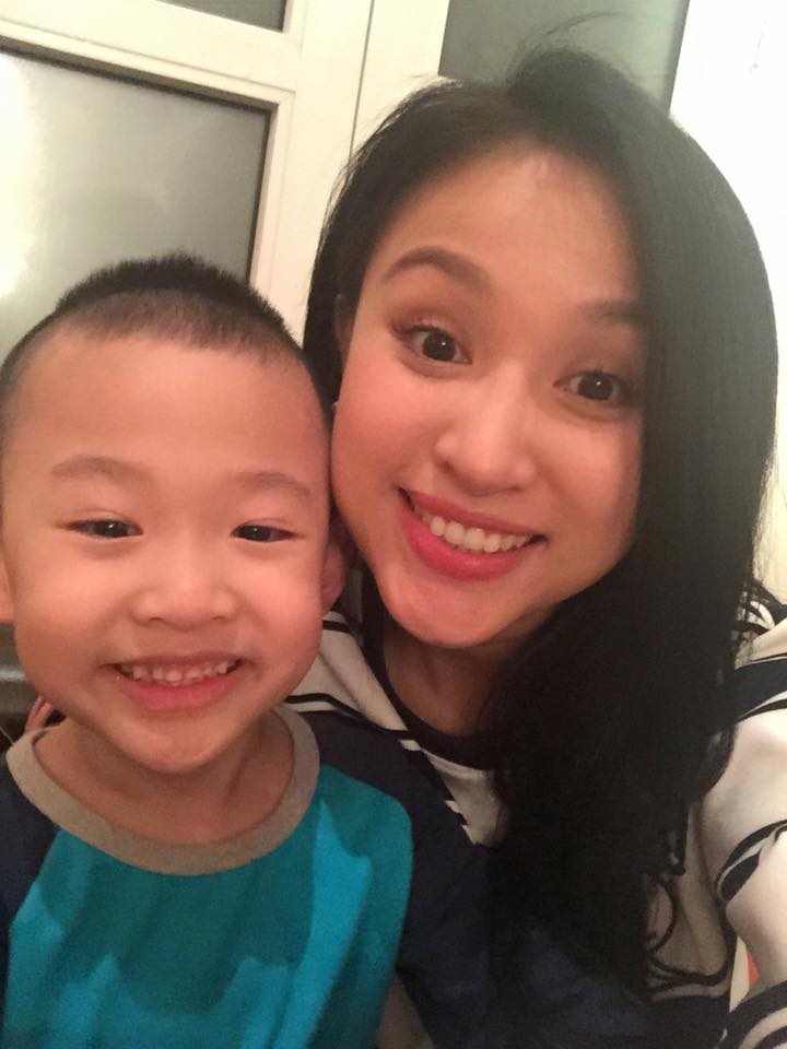Hai mẹ con Thanh Vân Hugo cùng nhau 'khoe răng'.