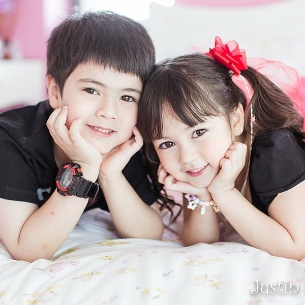 Sở hữu vẻ ngoài dễ thương, xinh xắn, Jenna Jirada Moran và Justin Jakkarin Moran được coi là cặp anh em lai đẹp nhất nhì làng giải trí xứ Chùa vàng.