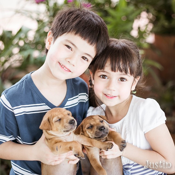 Vẻ đẹp của hai bé được các fan ví như hai thiên thần nhỏ được gửi tới trái đất.