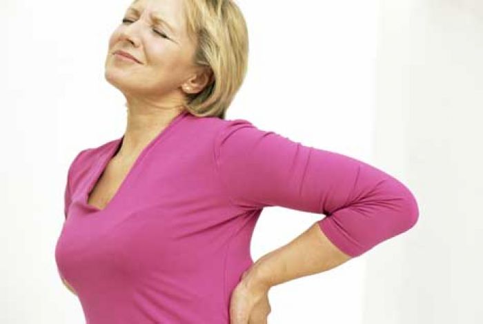 Khi các nhóm cơ làm việc quá tải sẽ yếu, không giữ vững được các cấu trúc như cột sống, khớp gối, cổ chân dễ gây chấn thương do té ngã và tổn hại đến hệ khớp.