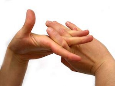 Không những thế, nó còn gây nên các tổn thương cấp tính như bong gân, trật khớp, giãn dây chằng, làm sụn khớp bị bào mòn, đẩy nhanh quá trình thoái hóa khớp.
