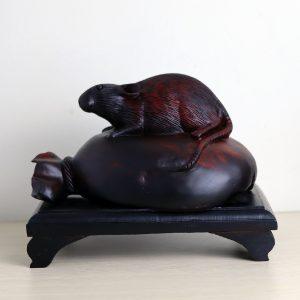 Chiếc váy liền họa tiết mang lại nét trẻ trung năng động cho bạn gái công sở.