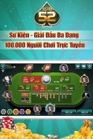 Nếu sở hữu một đôi chân thon dài bạn nên chọn set đồ này, chiếc váy xẻ tà khá đơn giản về màu sắc và kiểu dáng nhưng sẽ làm mọi sự chú ý tập trung vào đôi chân của bạn.