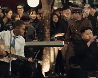 Ông Obama và Kim Jong Un cùng nhau hát giữa đường phố