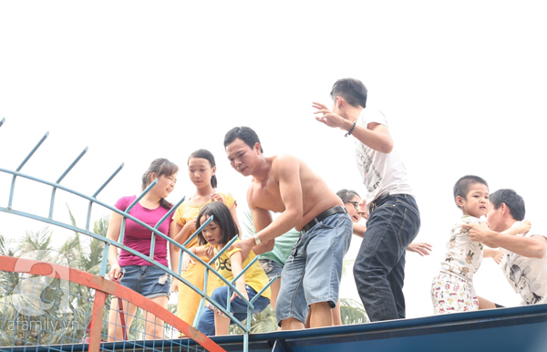 9 giờ 30 phút lượng người kéo đến quá nhiều, ước lượng phải đến vài chục nghìn người khiến phía CV Hồ Tây trở tay không kịp và phát đi thông báo trên loa truyền thanh không tiếp nhận khách vào Công viên nước mà chỉ tiếp nhận ở Công viên Mặt trời.
