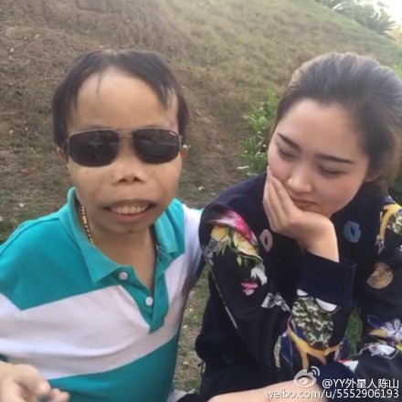 Ngỡ ngàng chàng trai xấu lạ khoe siêu xe, chiến tích