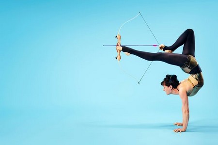 Nghệ sĩ xiếc Nancy Siefker, 26 tuổi sống tại bang California (Mỹ) đã kết hợp giữa kỹ thuật uốn dẻo và kỹ năng bắn cung để lập nên kỷ lục Guinness thế giới khi có thể bắn mũi tên vào một mục tiêu kích cỡ 14cm ở khoảng cách hơn 6m.