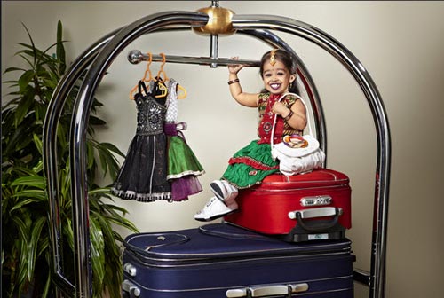 Cô gái người Ấn Jyoti Amge là người phụ nữ tí hon nhất thế giới, chiều cao của cô chỉ đạt 50cm.
