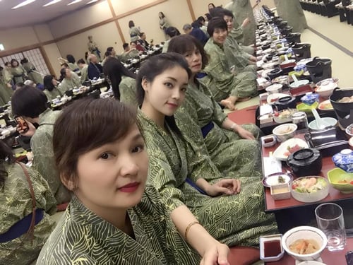 Hoa hậu Kỳ Duyên vừa khoe ảnh diện kimono cùng mẹ trong bữa tối tại Nhật Bản.