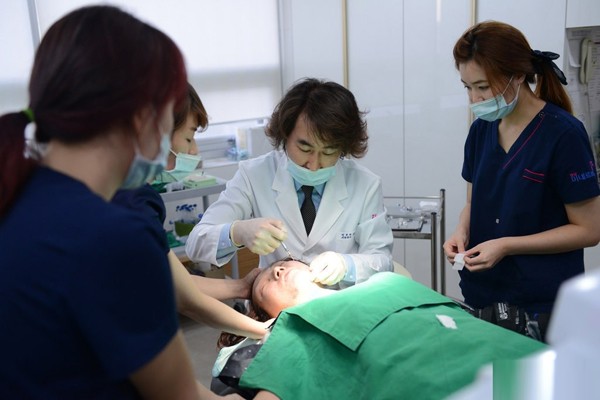 Mong muốn của Di Mạn là xẻ mí, làm thon gọn gương mặt, nâng ngực, thon nhỏ đôi chân.