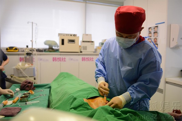 Bác sỹ tiến hàng nâng ngực cho cô.