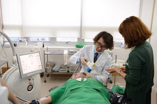 Trần Di Mạn phải trải qua nhiều đau đớn để tân trang lại nhan sắc.