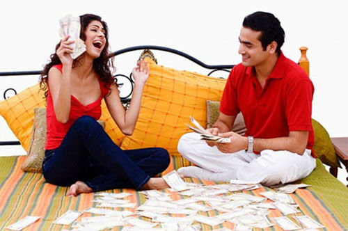 Yêu thì cũng phải có tiền mà sống chứ?
