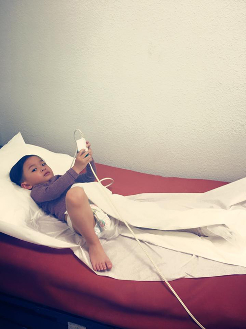 Ca sĩ Thanh Thảo buồn vì con trai nuôi Jacky bị trật mắt cá chân do chạy nhảy, nhưng cũng thấy yên lòng vì cậu bé rất 'dũng cảm và lỳ đòn', không khóc chút nào kể cả khi bị nắn chân rất đau.