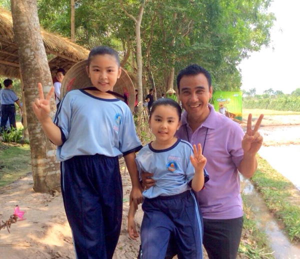 Nghệ sĩ Quyền Linh rạng rỡ bên hai công chúa nhỏ: 'Hôm nay các con đã có một ngày trải nghiệm với công việc làm nông tại Củ Chi'.