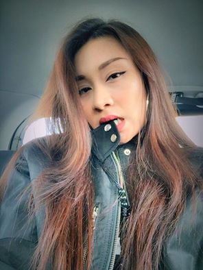 Diễn chút... Minh Thư tạo dáng 'dân chơi' khá ấn tượng.