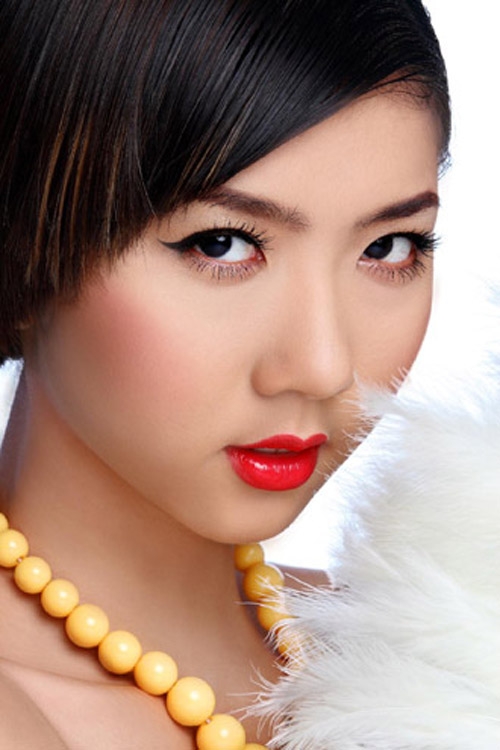 Trước đây, cô sở hữu một khuôn mặt tròn bầu bĩnh, đôi mắt một mí cá tính và đôi môi chúm chím, nũng nịu, rất đáng yêu.