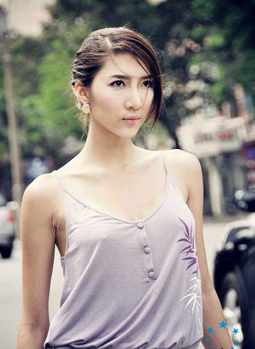Sau đó một thời gian Ngọc Quyên xuất hiện với chiếc cằm nhọn hoắt cứng đơ, mũi cao mà nhỏ như tượng sáp.