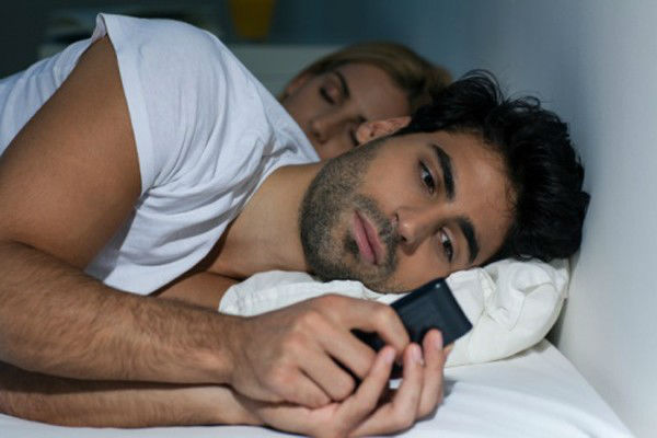 Tin nhắn trêu đùa và cái kết cay đắng của người chồng ngoại tình