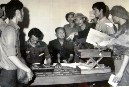 Ông Dương Văn Minh đọc lời đầu hàng vô điều kiện trên Đài phát thanh Sài Gòn.