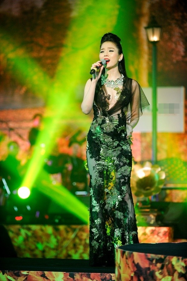 Không thể phủ nhận rằng cô đẹp lên rất nhiều sau khi thẩm mỹ.