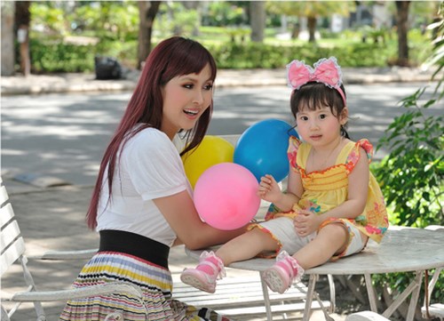 Kết hôn không được bao lâu thì Minh Thư và người chồng kém hơn 6 tuổi quyết định ly hôn khi đã có một bé gái. Cố gắng vượt qua nổi đau, bà mẹ một con này vững vàng hơn để nuôi dạy và chăm sóc con gái của mình.