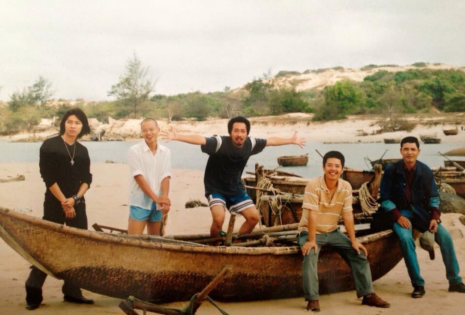 Đạo diễn Nguyễn Quang Dũng đăng tải bức hình kỷ niệm của đoàn làm phim 'Những cô gái Shbet888 phiên bản mới nhất' kèm dòng chú thích dí dỏm: 'Hình như 12 năm ai cũng già hơn, có mỗi mình trẻ ra'.