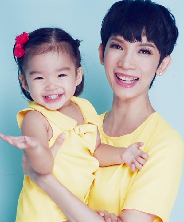 Mẹ con siêu mẫu Xuân Lan 'tông xuyệt tông' chụp hình. Là bà mẹ đơn thân song cựu giám khảo Vietnam's Next Top Model không vì đó mà buồn. Cô chia sẻ rằng, bé Thỏ là lẽ sống của đời mình. Bình yên ta vào đêm!!! Nhẹ lòng!! Tâm hướng Phật!!!