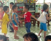 Bé gái 4 tuổi bị cô giáo đánh bầm tím vì không tung được bóng
