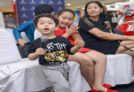 Con trai Trương Quỳnh Anh tập làm MC cực yêu