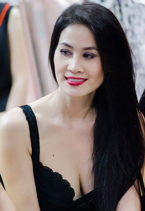 Thân Thúy Hà năm nay 37 tuổi. Nữ diễn viên hạnh phúc với Shbet16 chơi game trực tuyến của một bà mẹ đơn thân.