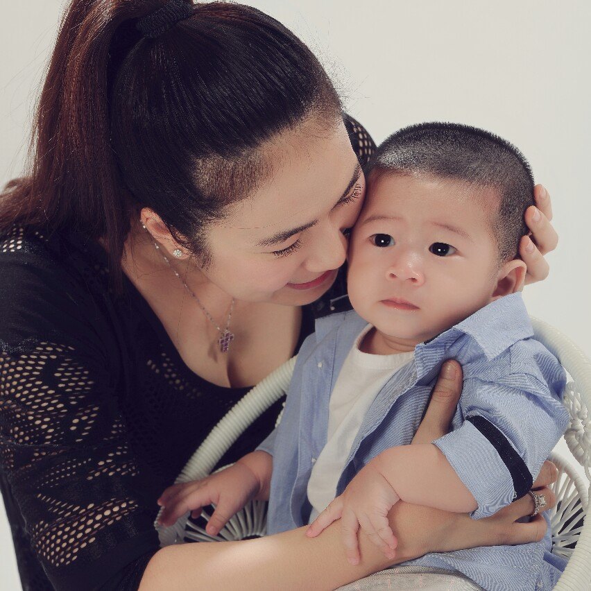 Nhân ngày con trai tròn 6 tháng tuổi, MC Thanh Thảo Hugo đã bày tỏ tình cảm và tình mẫu tử thiêng liêng của mình. Cô viết: 'Con trai đừng sợ dù cuộc đời có giông gió thế nào mẹ vẫn bên con ...'.