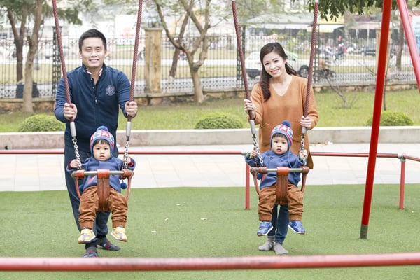 Cặp song sinh này được nhiều người nhận xét là có nhiều nét giống cả bố và mẹ.