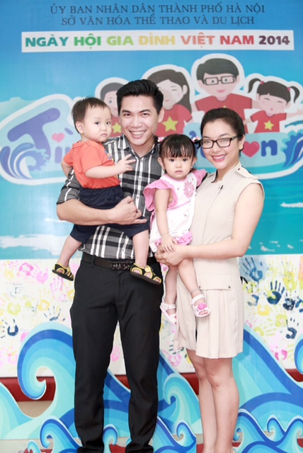 Hai vợ chồng ca sỹ Phương Anh có niềm vui nhân đôi khi cô sinh đôi và thật tuyệt là 1 bé trai, 1 bé gái rất đáng yêu và ngộ nghĩnh.