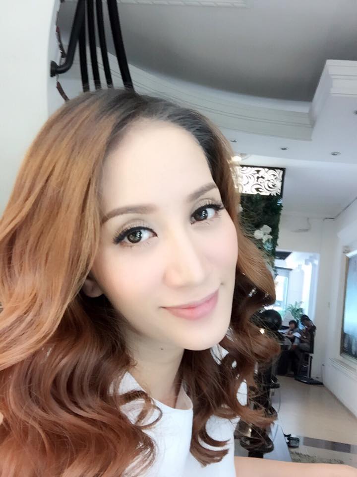 Đang 'bầu bí' nhưng Khánh Thi vẫn khá trẻ trung, xì tin.