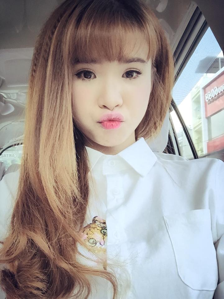 Khởi My chu môi tạo dáng xì tin. Theo thời gian, nữ ca sỹ vẫn xinh đẹp và tươi tắn.