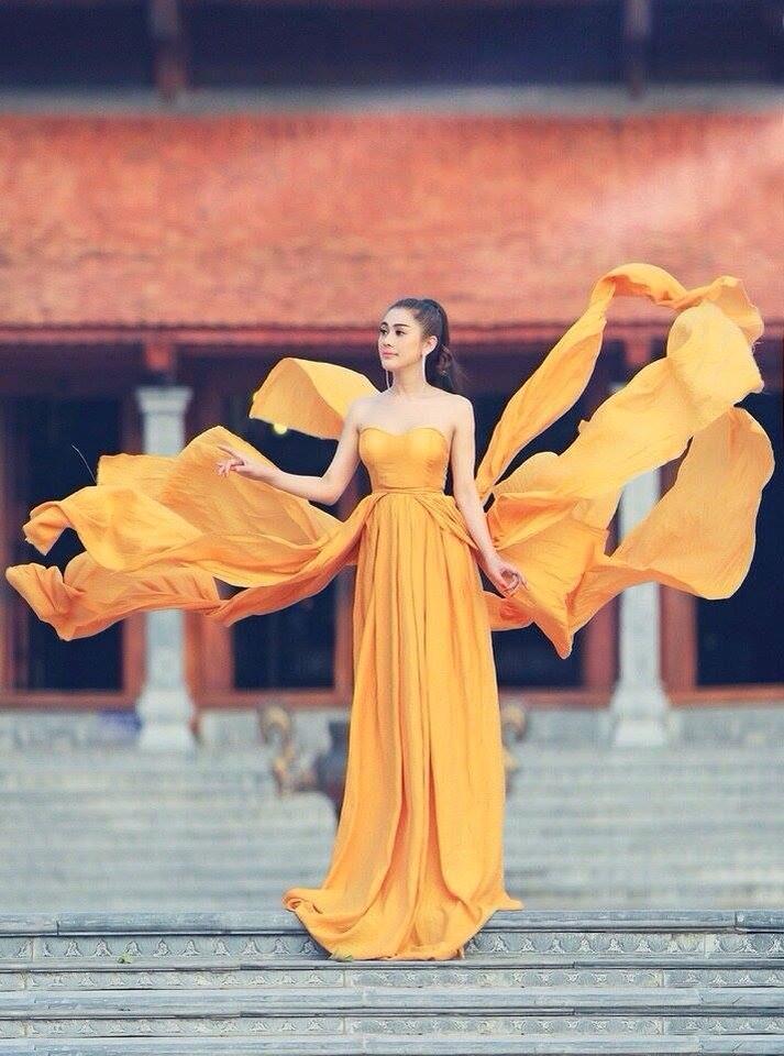 Lâm Chi Khanh gây bất ngờ với hình ảnh... duyên dáng, nữ tính và cũng rất quyễn rũ.