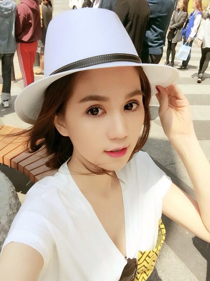Ngọc Trinh vẫn xinh đẹp. Cô tranh thủ tạo dáng trước màn hình để ghi lại khoảnh khắc đẹp trong chuyến đi công tác nước ngoài.