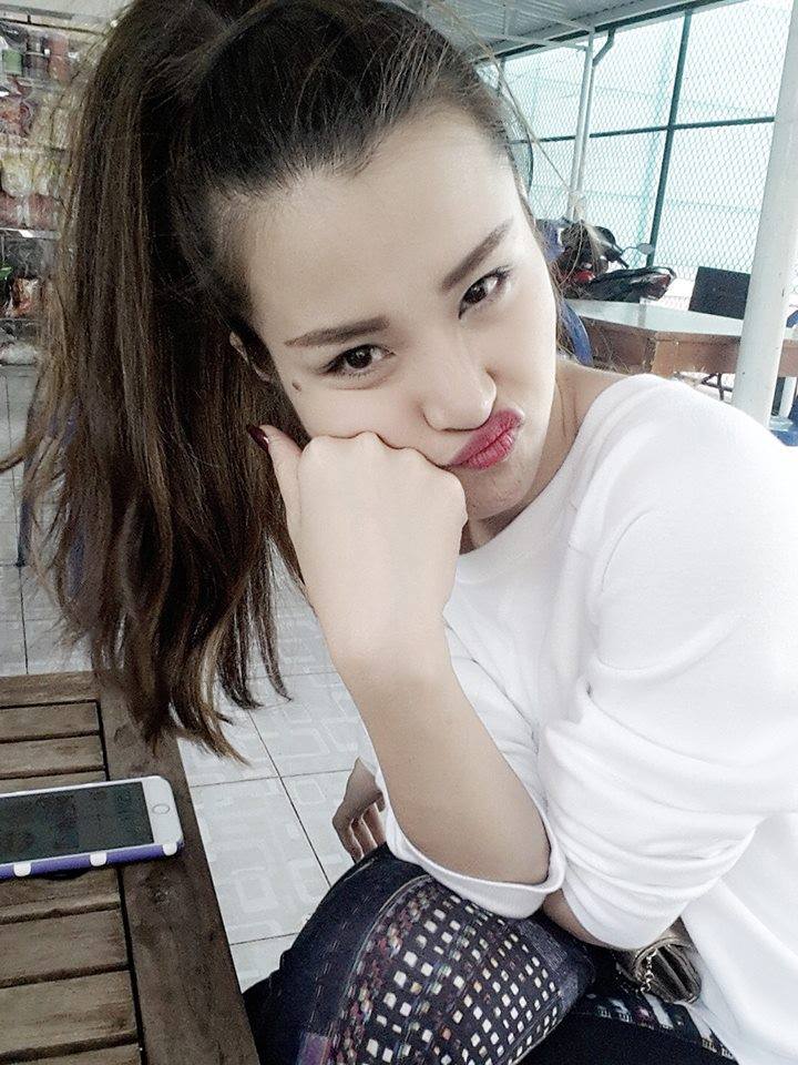 Có thể thấy Đông Nhi là một trong số những ca sỹ 'chịu khó' làm 'mặt xấu' chụp ảnh nhất trong làng giải trí Việt. Tuy nhiên, những hình ảnh này của cô nàng lại nhận được hiệu ứng tốt từ phía người hâm mộ.