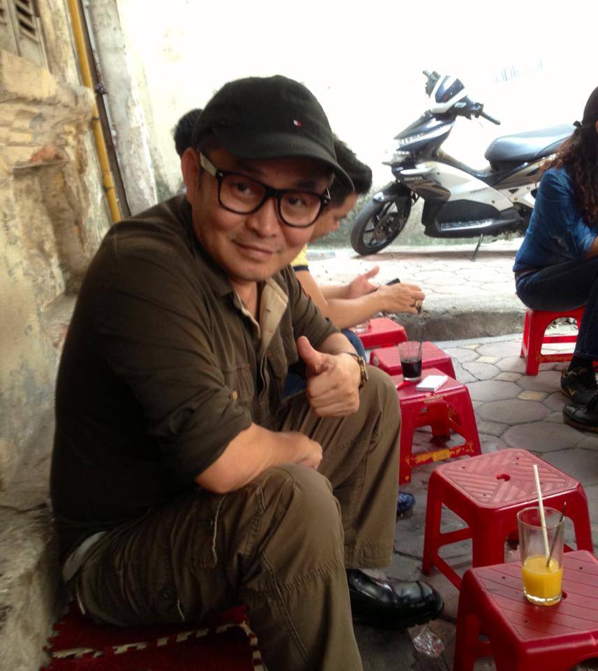 'Vua hài đất Việt' Xuân Hinh đã làm người hâm mộ phải 'cười nghiêng ngả' trước hình ảnh tạo dáng 'xì tin' cùng dòng chú thích hài hước 'Thời buổi ghế thì ít mà đít thì nhiều'.
