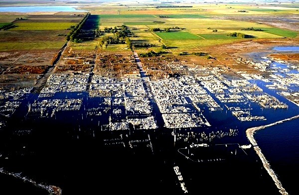 Được mở cửa vào khảng những năm 1920, Villa Epecuen nằm dọc bên bờ Lago Epecuen - một hồ nước mặn cách thành phố Buenos Aires, Argentina khoảng 600km về phía Tây Nam. Lago Epecuen bề ngoài nhìn như một hồ nước mặn thông thường nhưng ít ai biết, nó có độ mặt cao gấp 10 lần các vùng biển thông thường...
