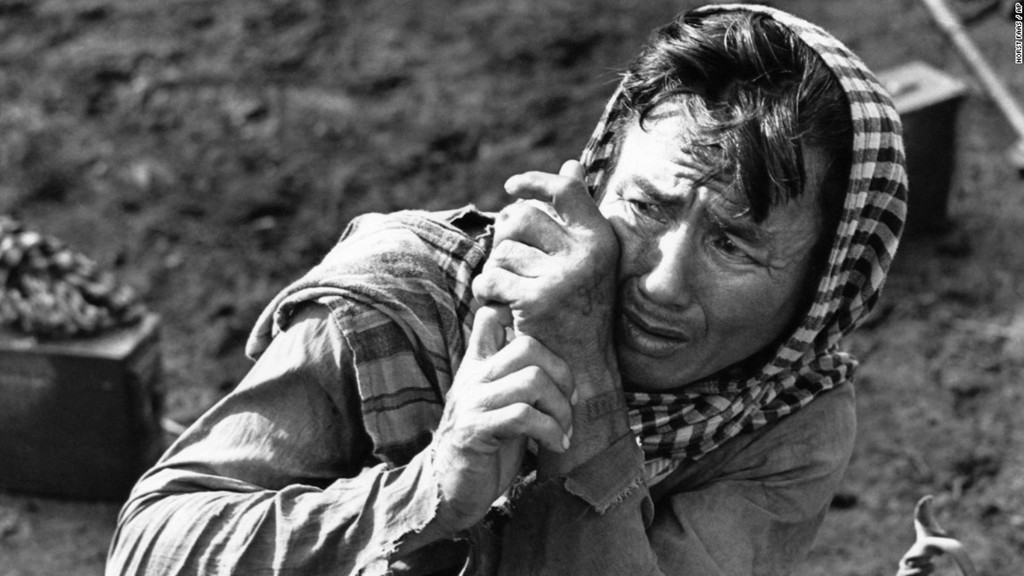 Một thường dân khóc khi bị lính VNCH tra khảo tháng 8/1962.