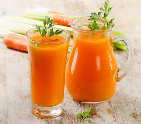 Ly sinh tố cà rốt không những giúp bạn giải nhiệt mà còn có tác dụng giảm cân, thúc đẩy quá trình hòa tan lượng mỡ dư thừa, thải độc cho gan, thận.