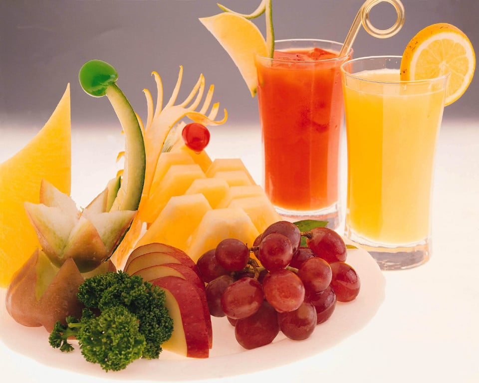 Sinh tố là một trong những loại đồ uống phổ biến vào mùa hè rất tốt cho sức khỏe lại thơm ngon. Sinh tố thập cẩm là một trong những món sinh tố ngon được giới trẻ yêu thích.