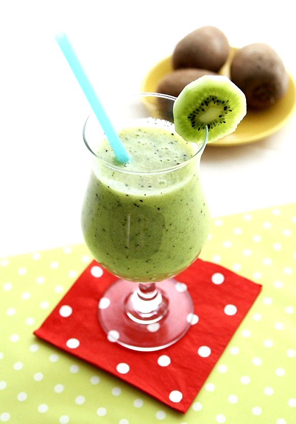 Kiwi là loại trái cây có vị chua mát, giàu chất dinh dưỡng không chỉ tốt cho sức khỏe mà còn giúp phải nữ chúng ta đẹp da nữa vì trong Kiwi rất giàu vitamin C tốt cho da.