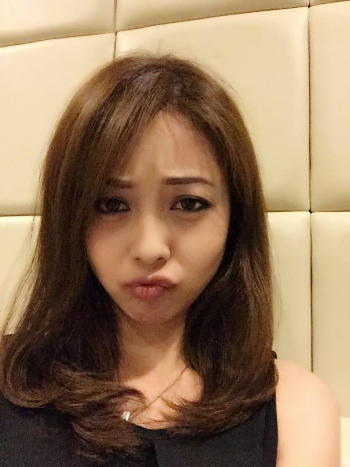 Dù đã là bà mẹ 2 con nhưng Jennifer Phạm vẫn rất trẻ trung. Hình ảnh chu môi, 'tự sướng' của cô đã khiến khán giả thích thú.