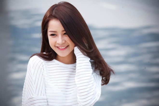 Mái tóc dài uốn xoăn nhẹ ở đuôi là một gợi ý cực tuyệt cho cô nàng phong cách dịu dàng.
