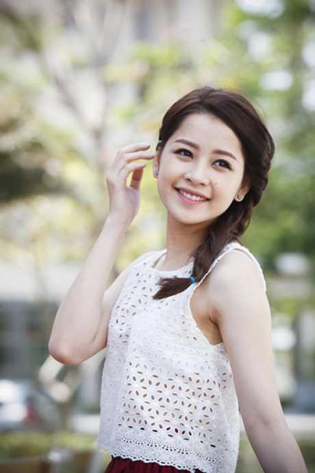 Tóc tết lệch trông cô rât trong sáng.
