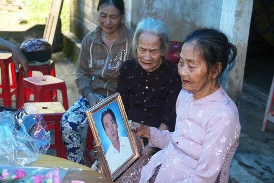 Vợ theo trai, chồng ôm con trai 2 tuổi cùng treo cổ tự tử