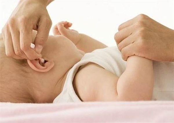 Hướng dẫn mẹ vệ sinh tai cho bé an toàn và đúng cách
